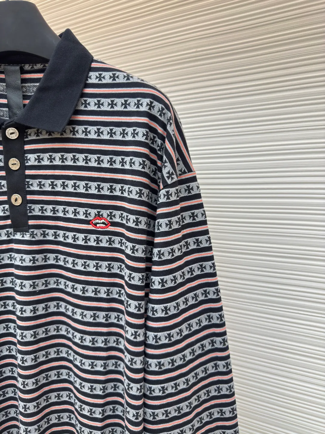 Chrome Hearts cross-striped POLO long sleeves ●Authentic product: Purchased and developed for 7900 ●Item number: 1680151-A55 ●Fabric: pure cotton fabric ●Technology: embroidery production ●Type: loose version ●Weight: about 305 grams ●Size: S-M-L ●Description: The yarn-dyed fabric has a minimum order of 1,000 meters. The cost is expensive. The embroidery uses imported Tajima embroidery machines, and the collar leather tag uses imported lambskin. The hardware is made of real antique silver which is extremely expensive. The overall wiring is straight and delicate, the fabric is comfortable and soft, and the color is consistent without color difference. It can be matched with the same style to create a fashionable look and control various occasions. Customized accessories, complete with three standards, same style for men and women!